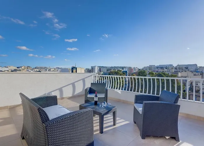 Centric And Modern Penthouse Close To Amenities