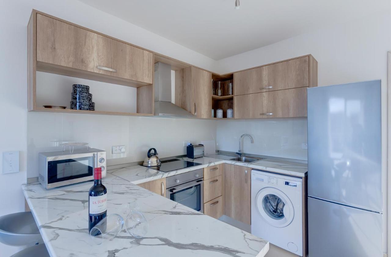 Apartment Centric And Modern Penthouse Close To Amenities