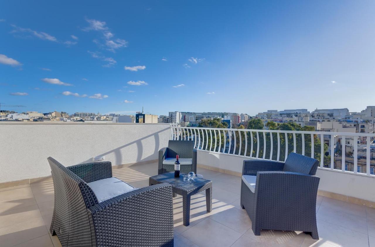 Apartment Centric And Modern Penthouse Close To Amenities
