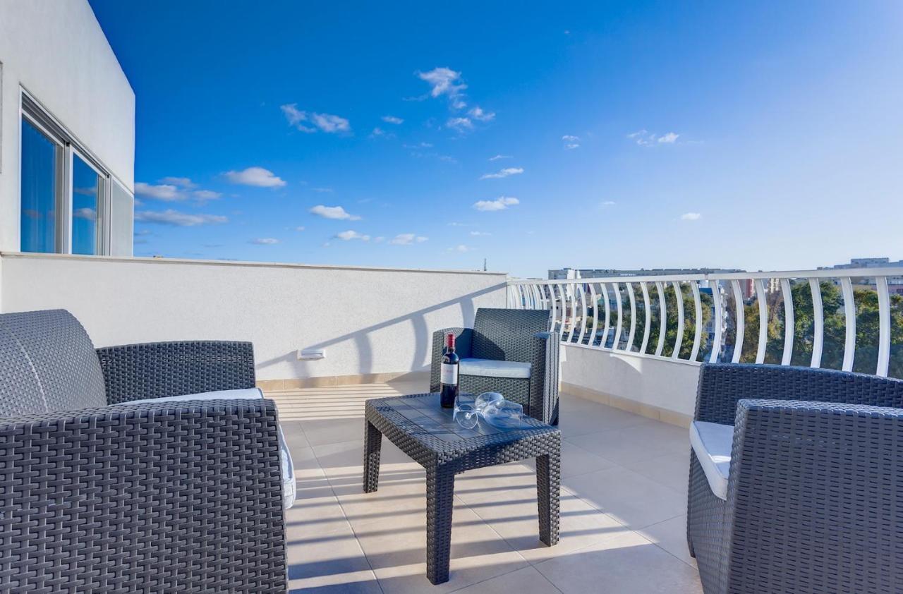 Centric And Modern Penthouse Close To Amenities Apartment