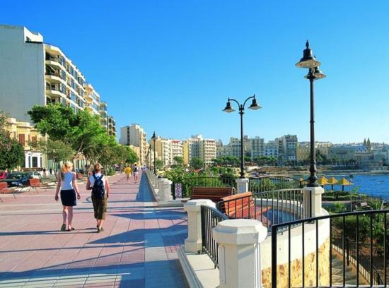Centric And Modern Penthouse Close To Amenities Apartment