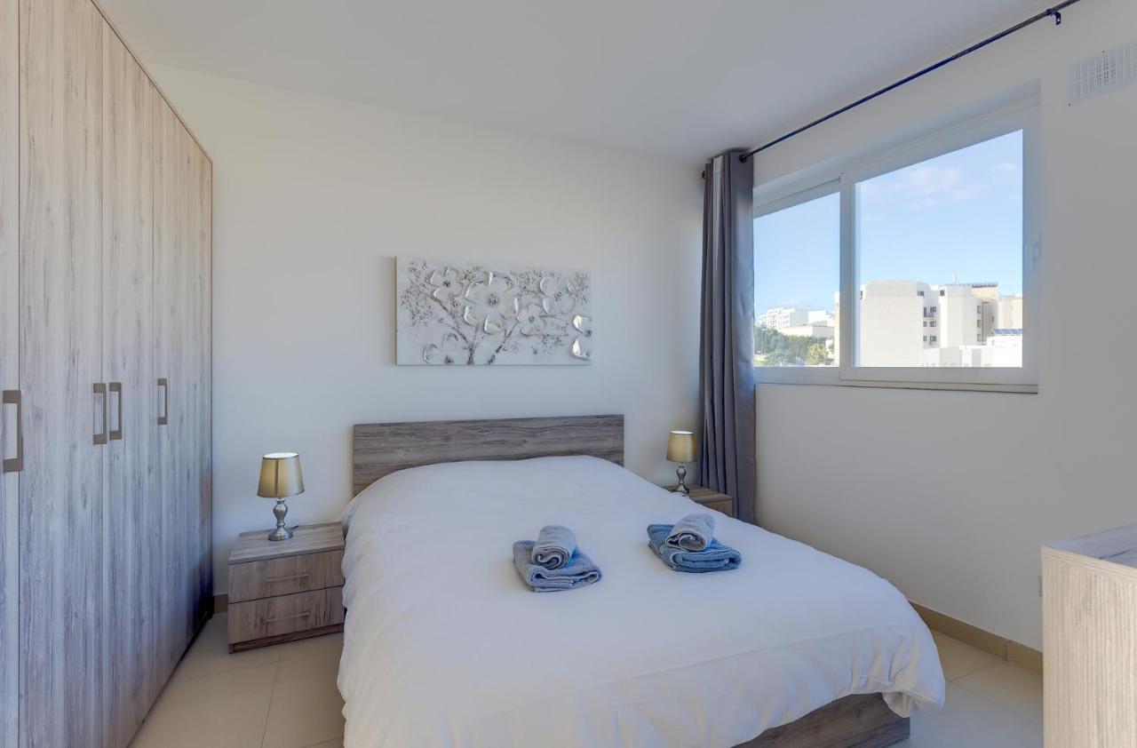 Centric And Modern Penthouse Close To Amenities Apartment